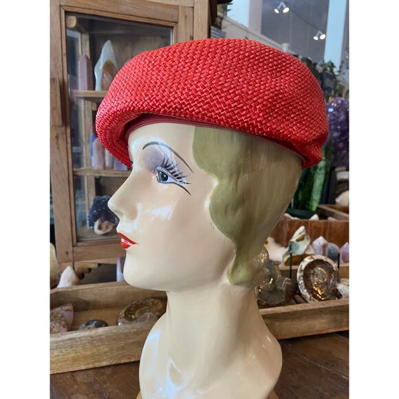 1960s red straw beret, vintage millinery, mod style, hat with flower, union made - Picture 5 of 7
